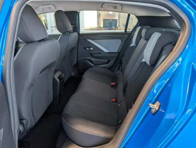 Opel Astra view 8