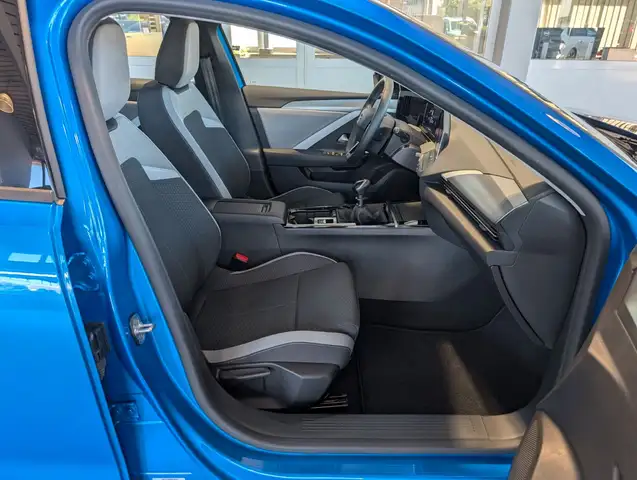 Opel Astra view 3