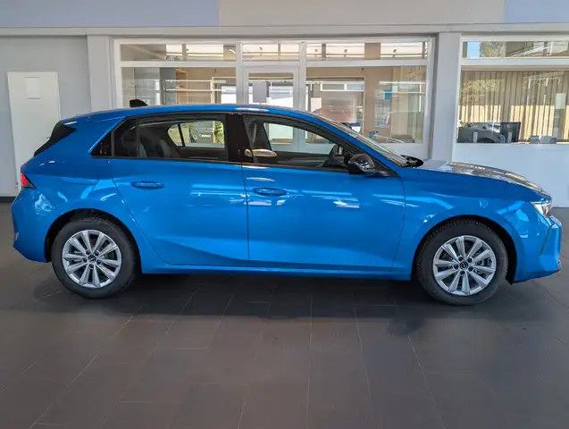 Opel Astra view 2