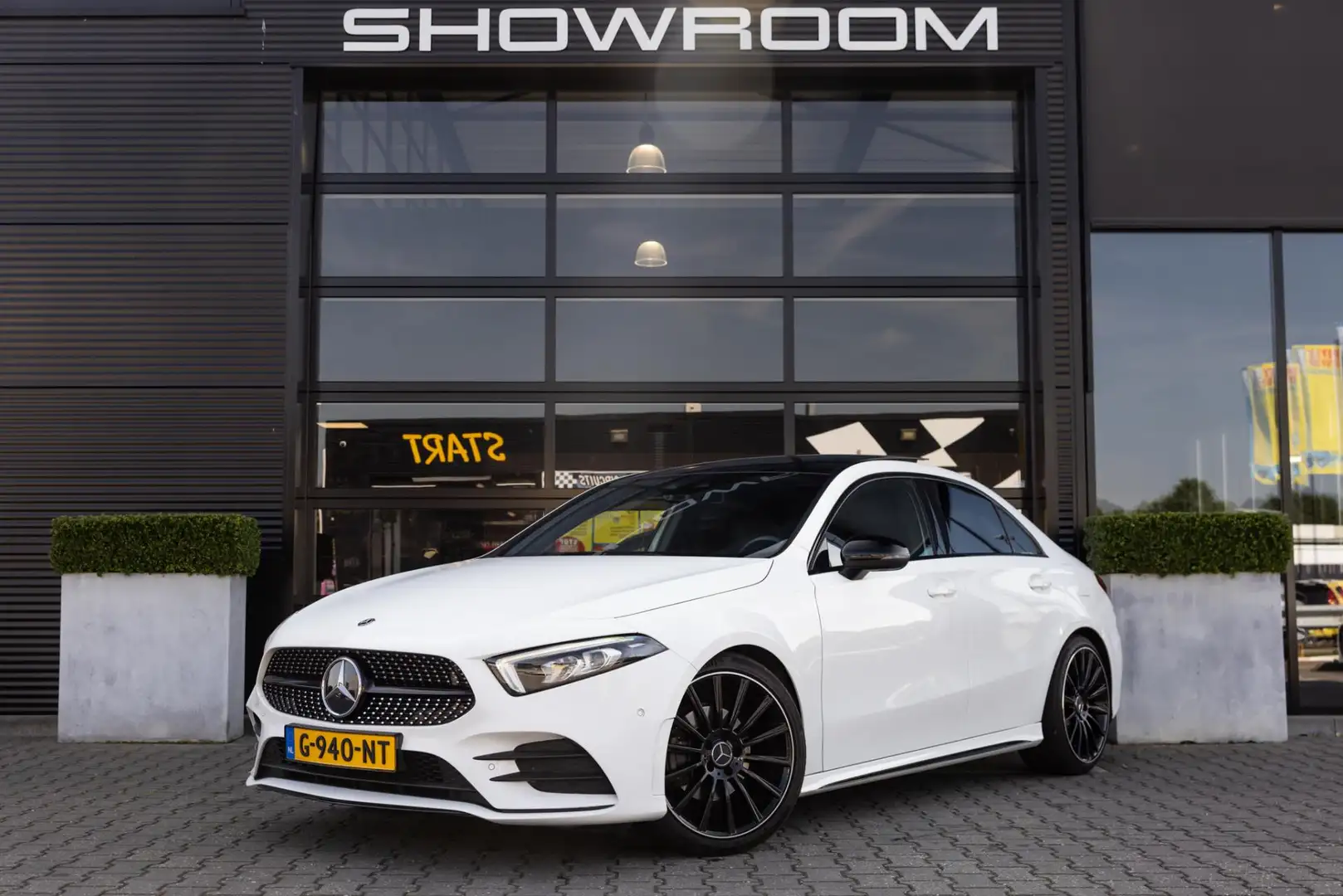 Mercedes-Benz A 180 AMG, NL Auto, Pano, Camera, Full! Wit - 2