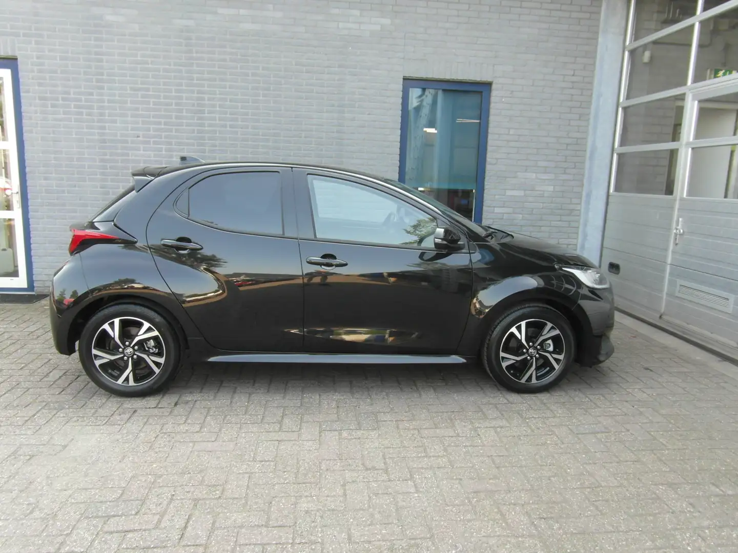 Toyota Yaris 1.5 Hybrid Edition Plus Inclusief Afleveringskoste Zwart - 2