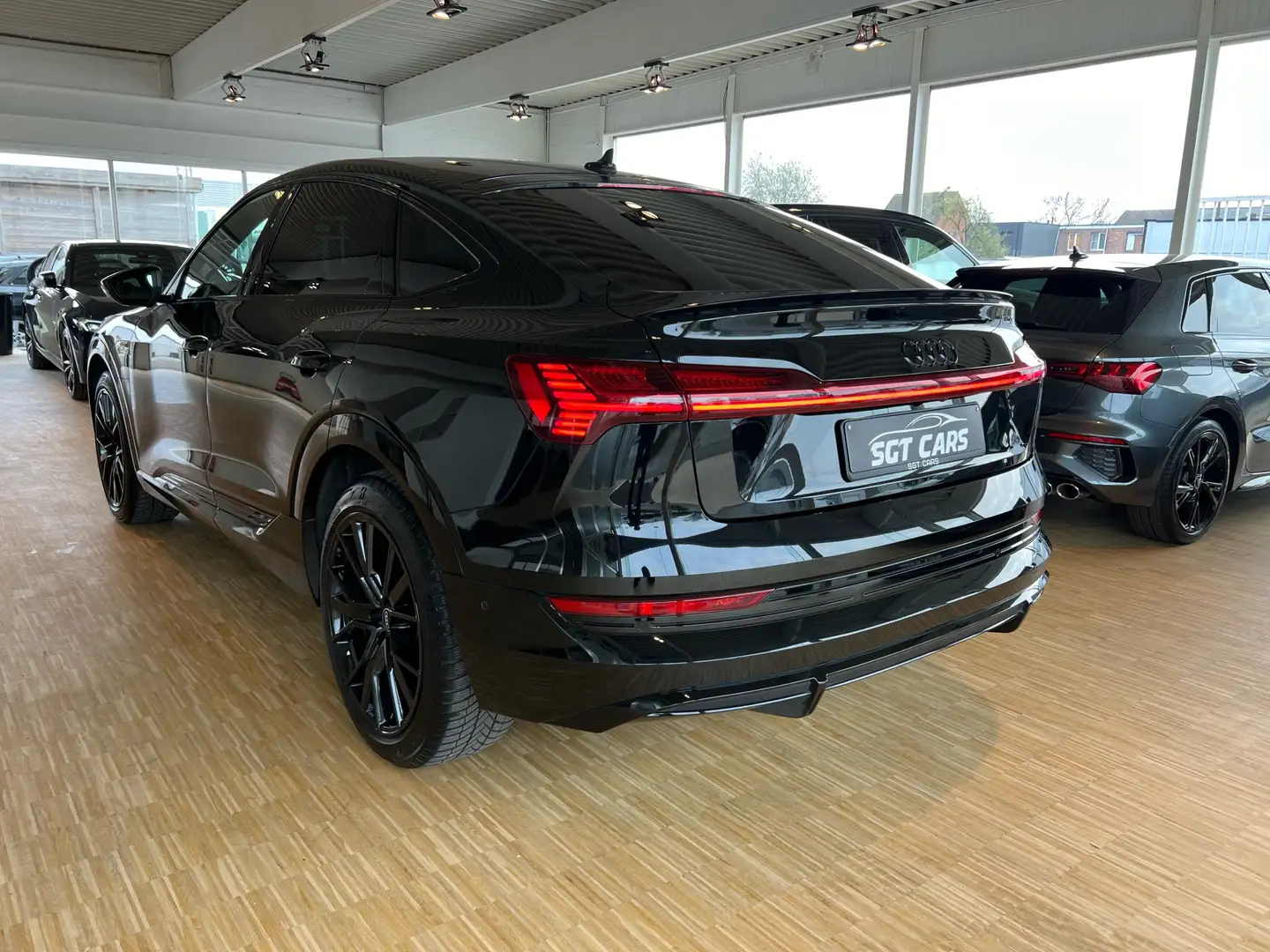 Audi e-tron Sportback 55 Gar.03/27-S-line-22kW-BO-Dig.LED-Pano Noir - 2
