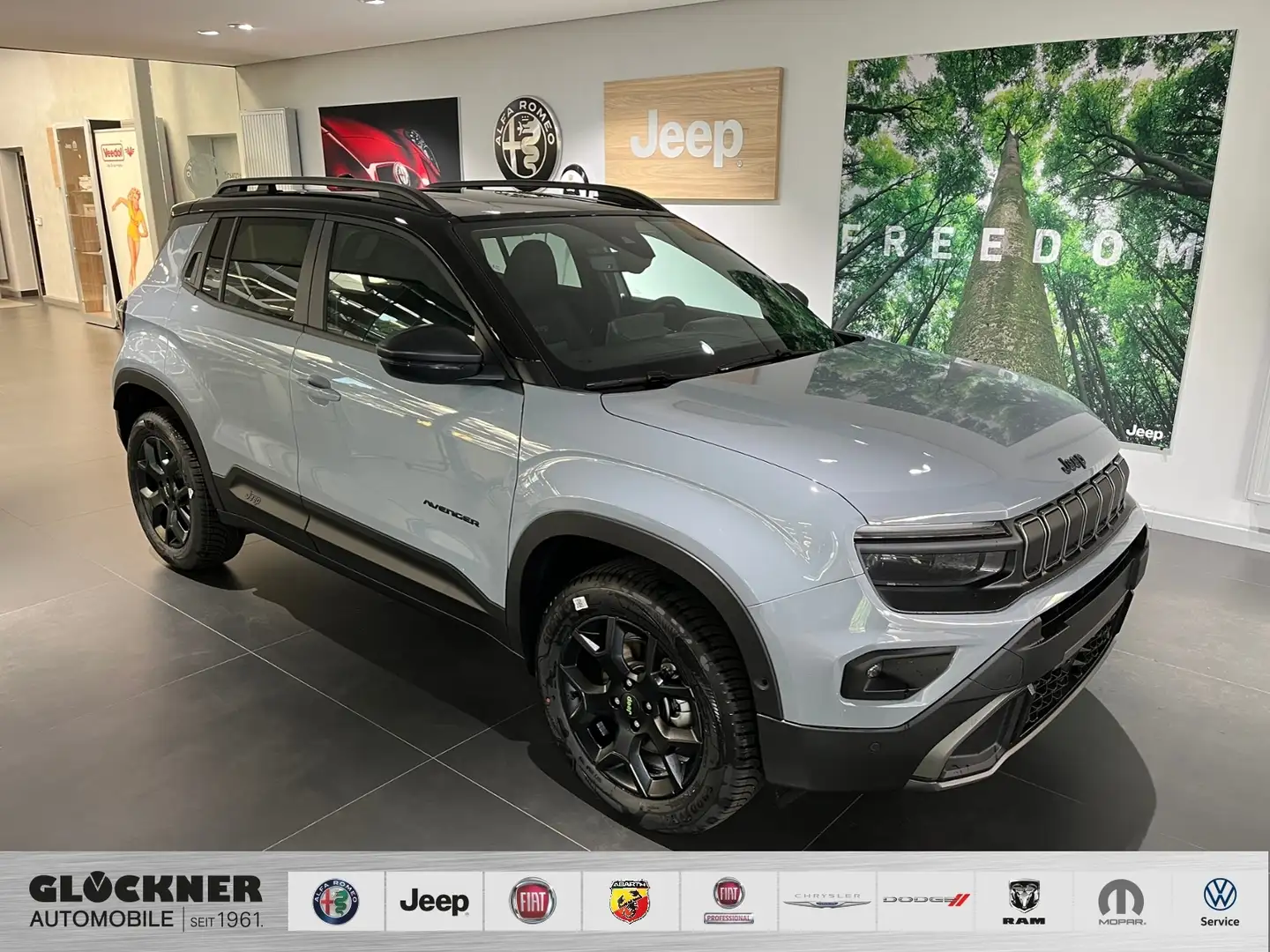 Jeep Avenger 4xe MY25 Overland 1.2l MHEV Grau - 1
