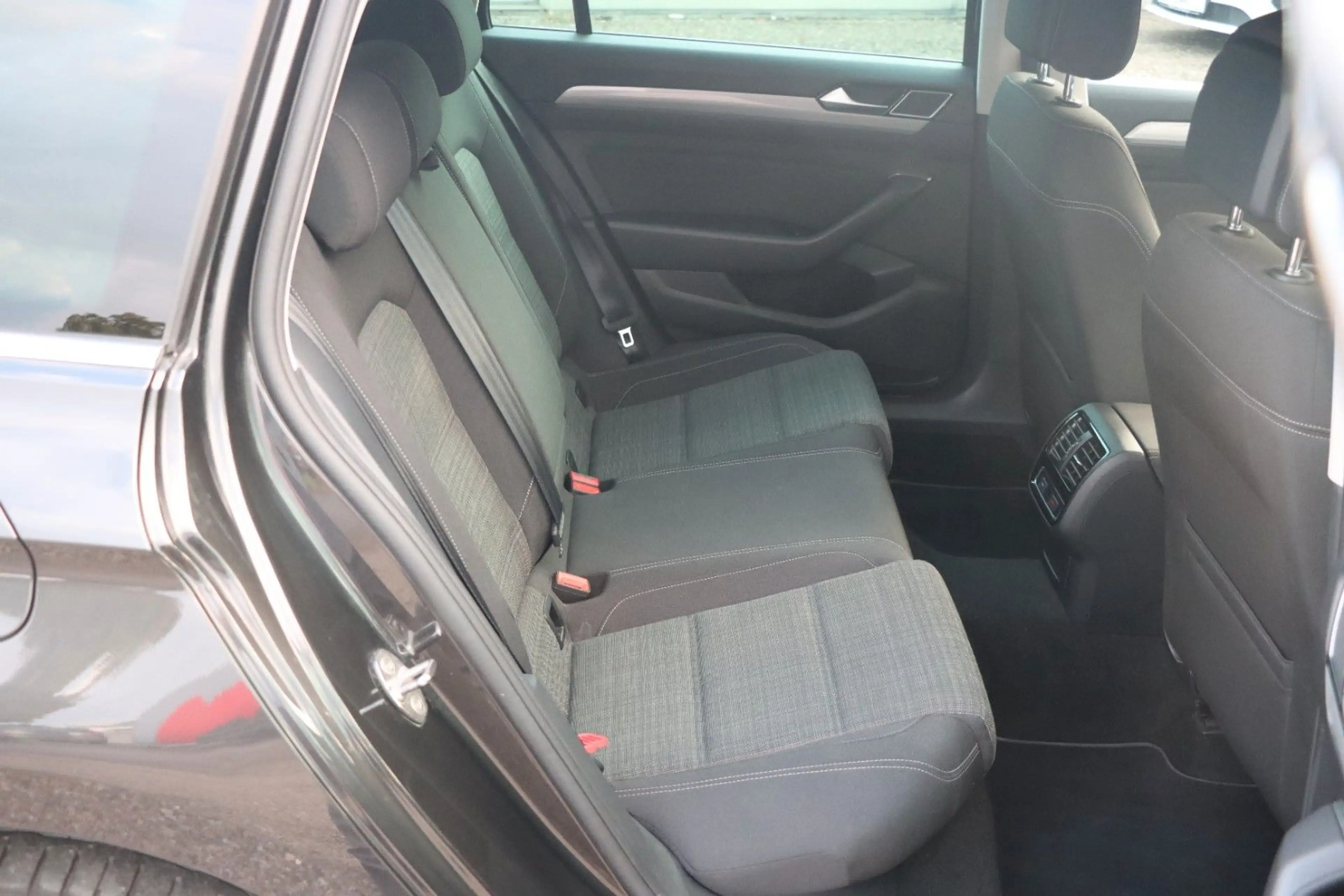 Volkswagen Passat Variant Business l NAVI l LED l 2.HAND l — photo 11