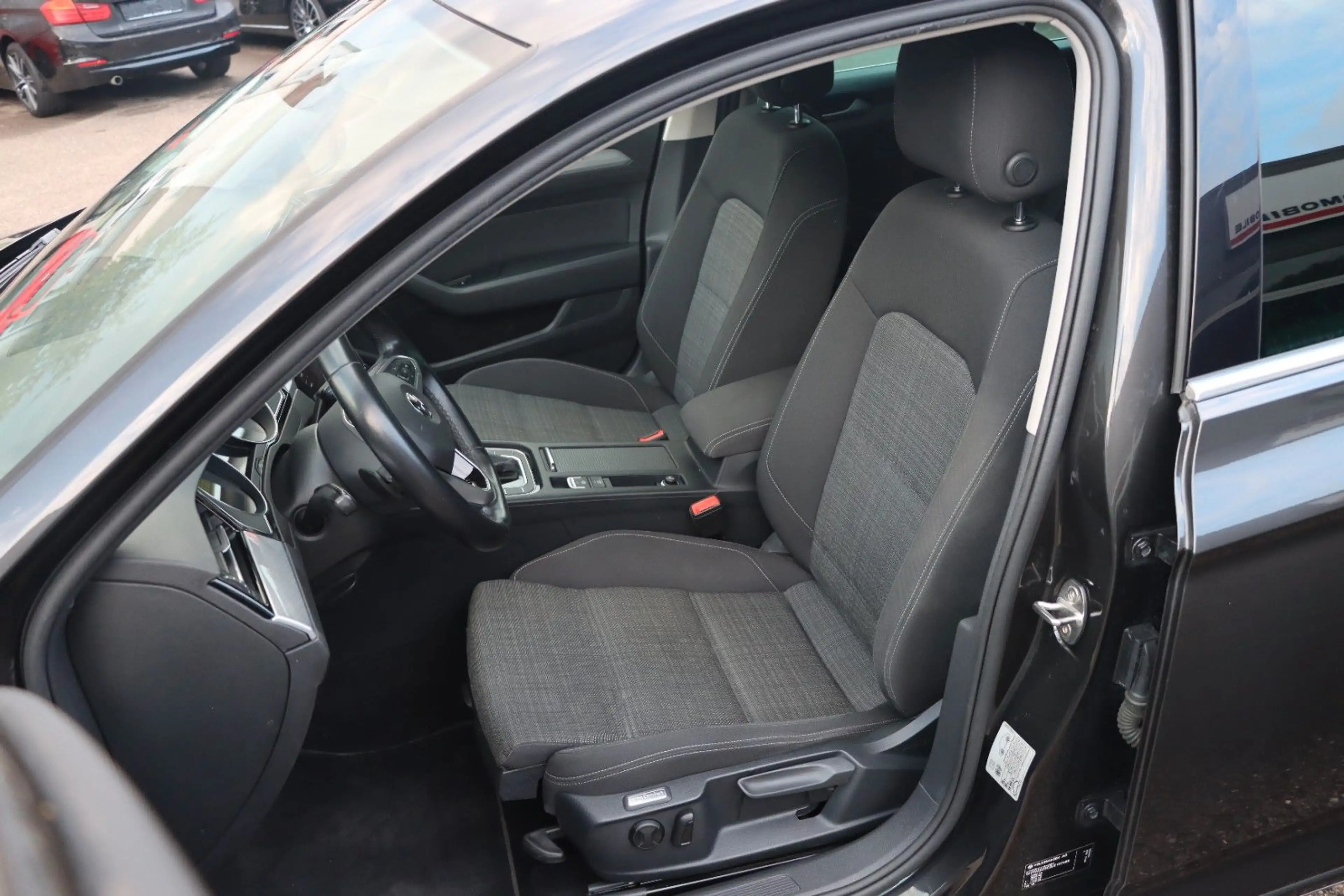 Volkswagen Passat Variant Business l NAVI l LED l 2.HAND l — photo 13
