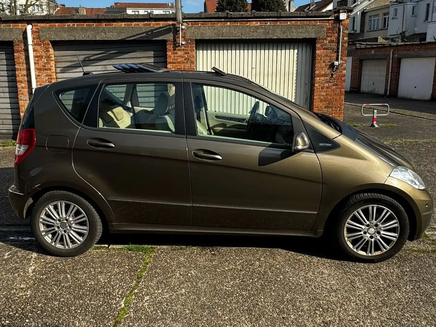 Mercedes-Benz A 160 A 160 BlueEFFICIENCY Elegance Бежевый  - 2