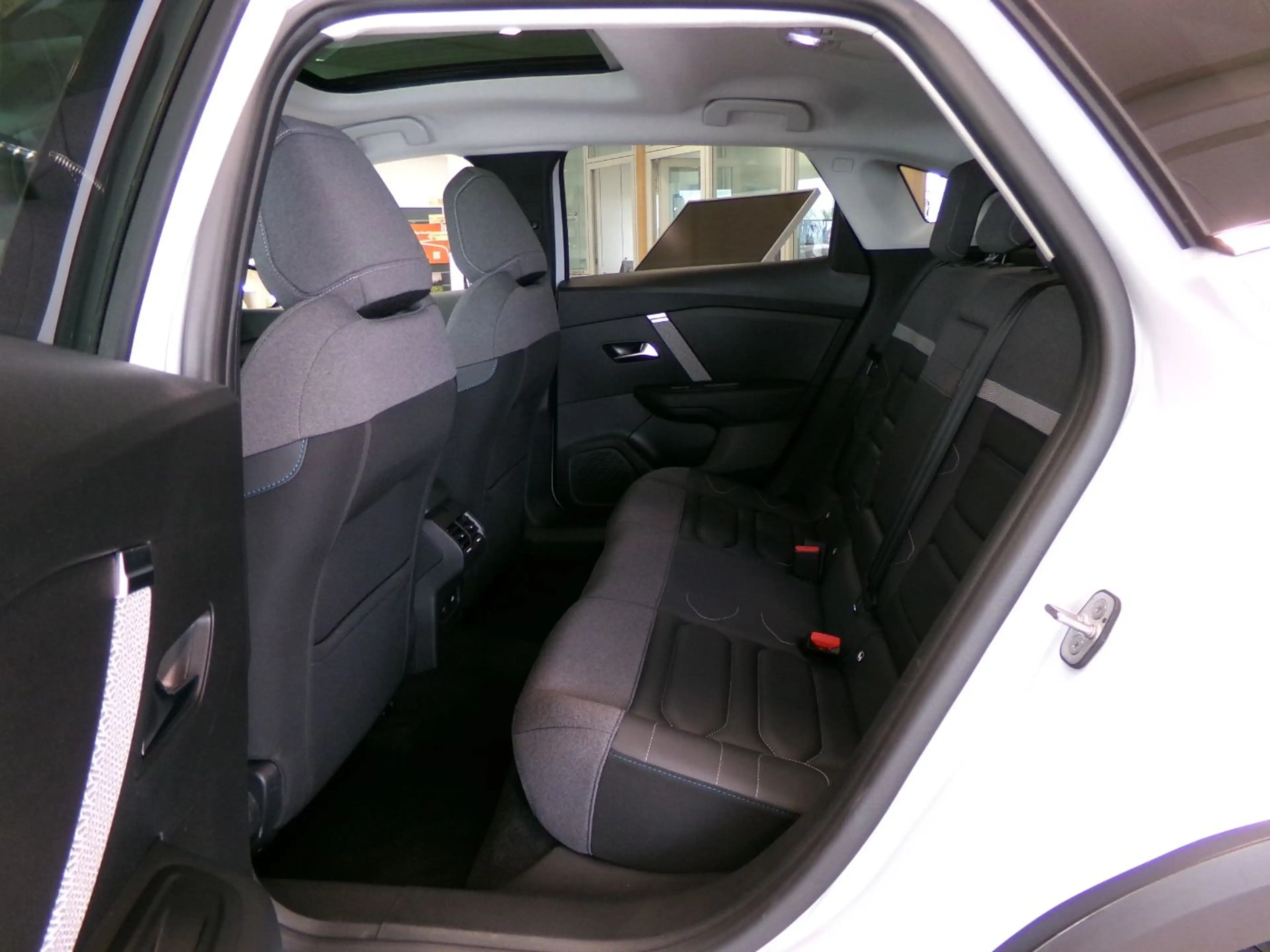 Citroen C4 X 1.2 PureTech130 MAX LED+Navi+SHZ+Winterp.+LM — photo 15