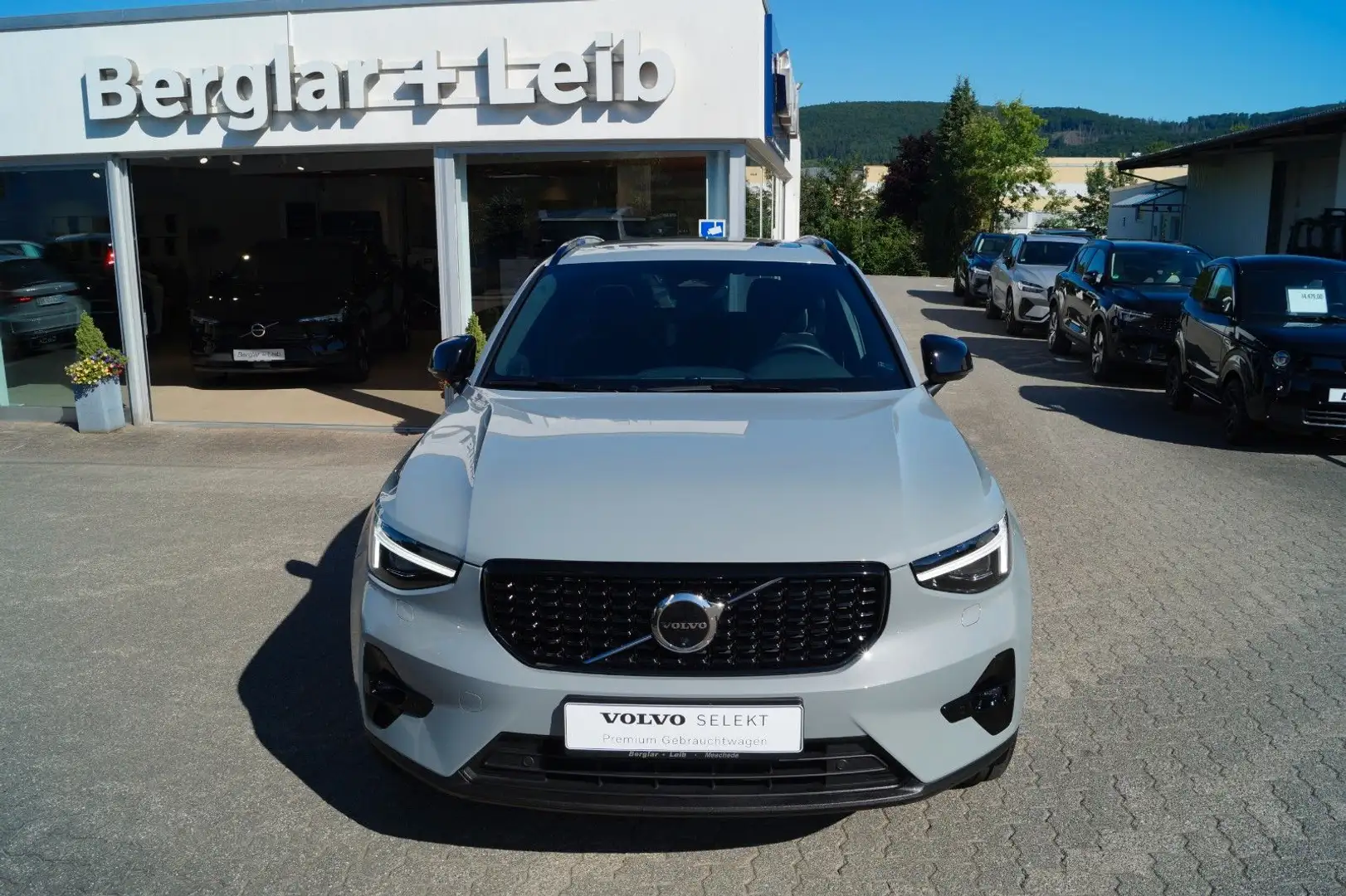 Volvo XC40 B4 Benz. 2WD Plus Dark DKG/AHK/Panorama/360 Grijs - 1