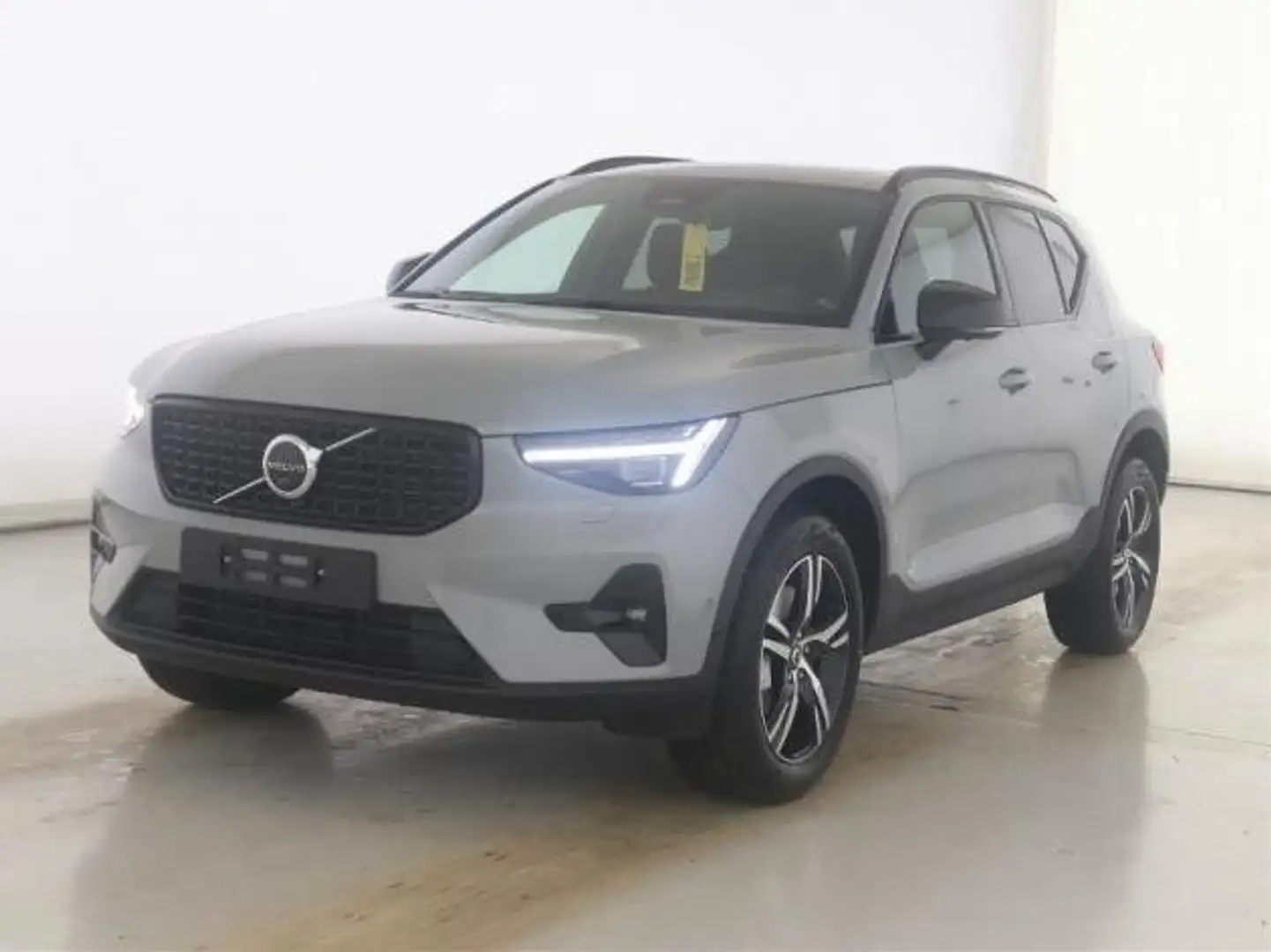 Volvo XC40 B4 Benz. 2WD Plus Dark DKG/AHK/Panorama/360 Grau - 1