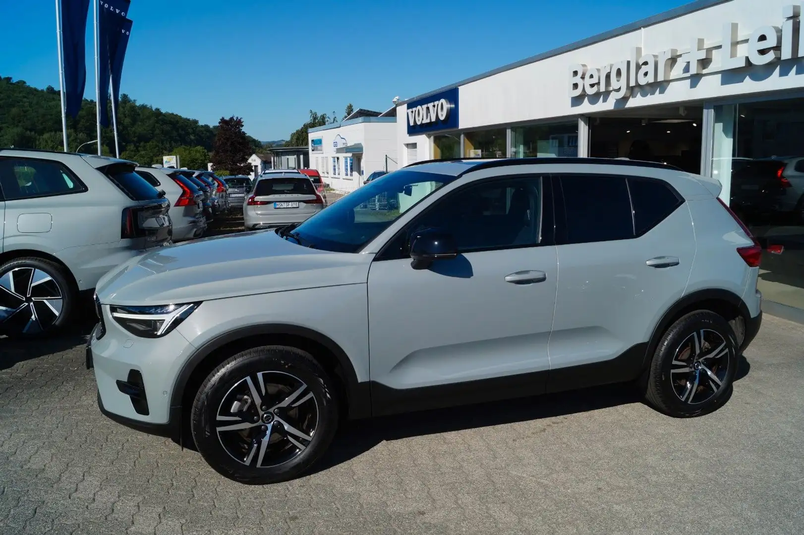 Volvo XC40 B4 Benz. 2WD Plus Dark DKG/AHK/Panorama/360 Grijs - 2