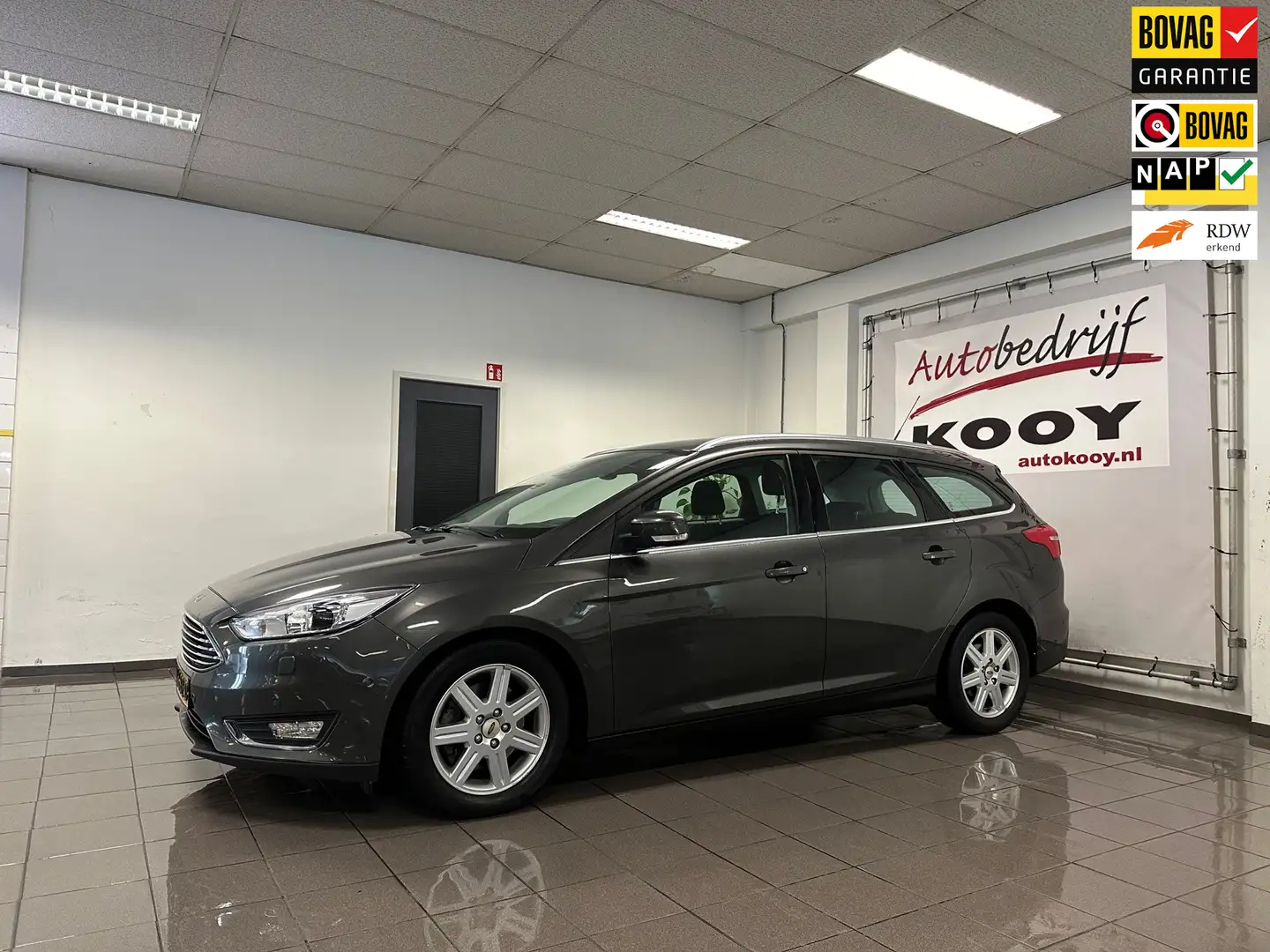 Ford Focus Wagon 1.5 Titanium * Automaat / Navigatie / Cruise Gris - 1