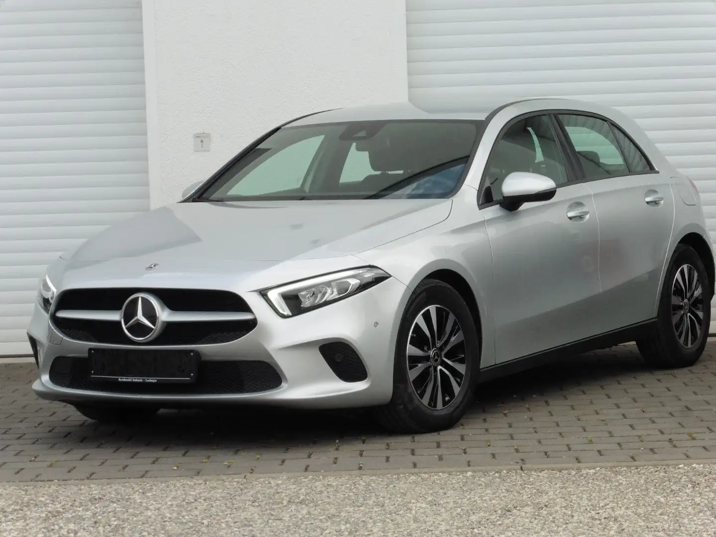 Mercedes-Benz A 180 d DCT LED Navi Kamera CarPlay 1-Hand SHZ Argent - 1
