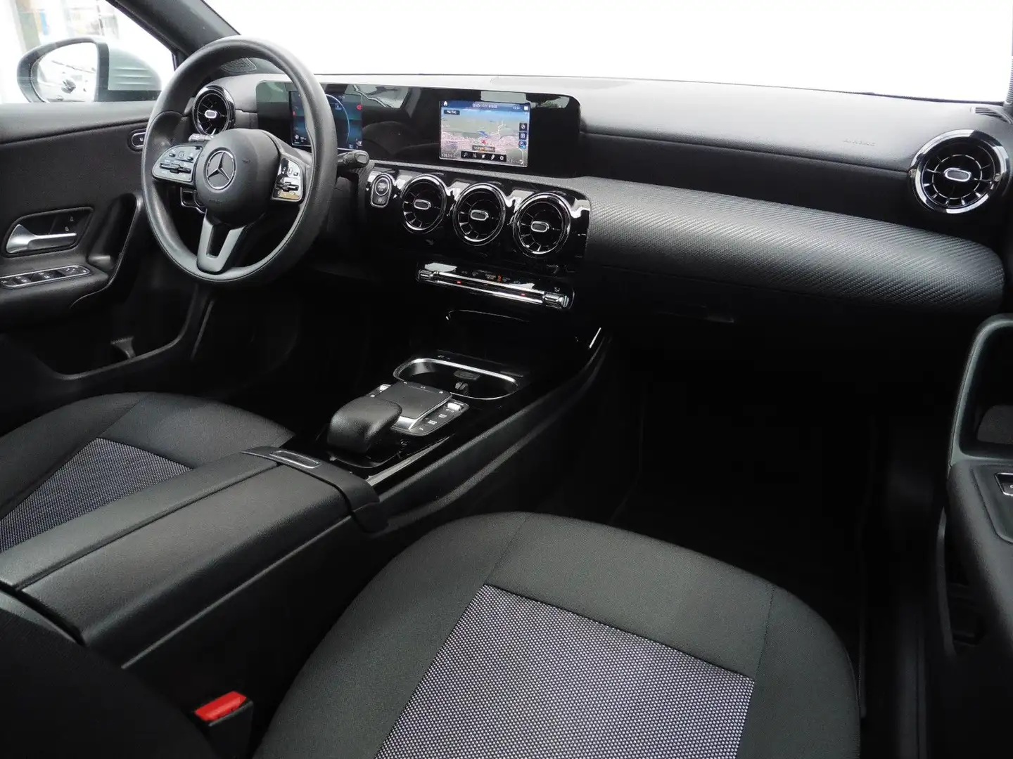 Mercedes-Benz A 180 d DCT LED Navi Kamera CarPlay 1-Hand SHZ Argent - 2