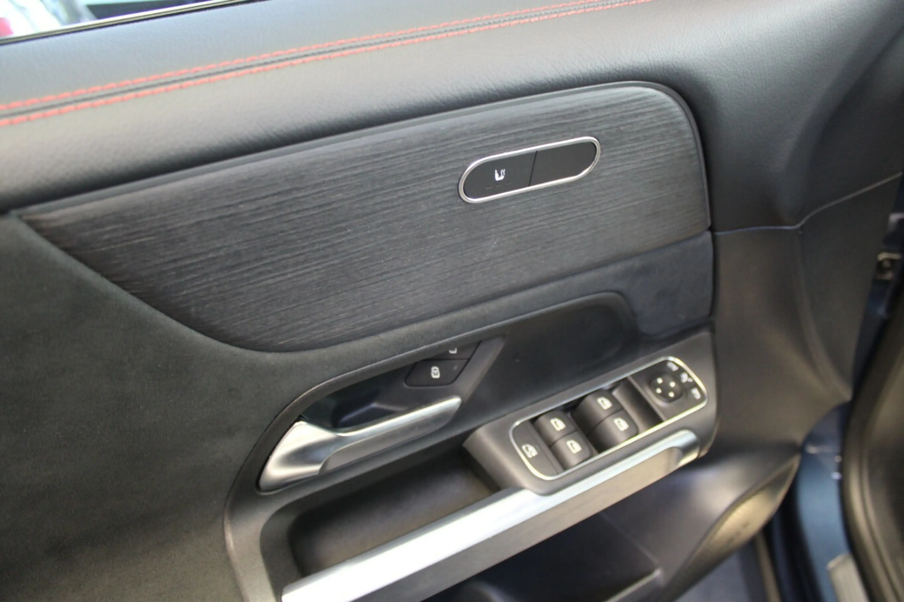 Mercedes-Benz GLB 250 8G-DCT AMG Line — photo 11