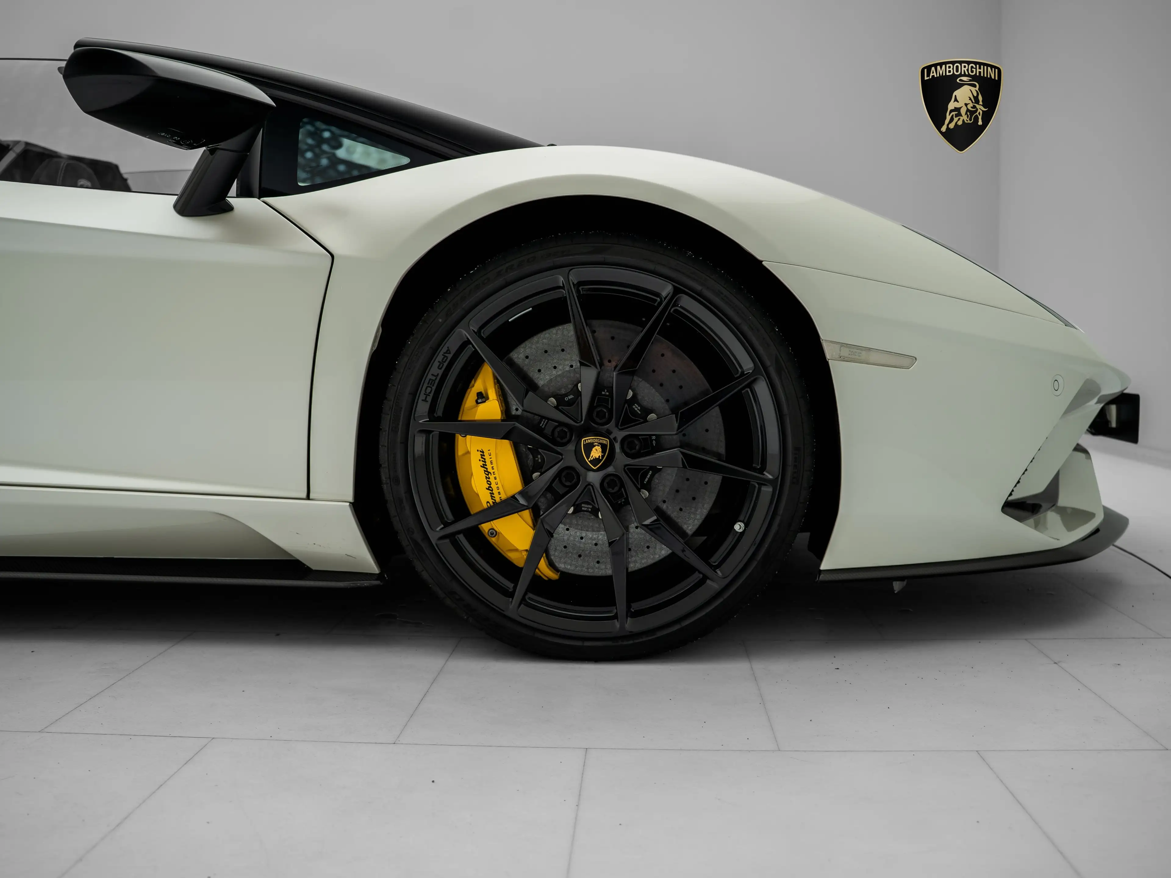 Lamborghini Aventador S Roadster — photo 6