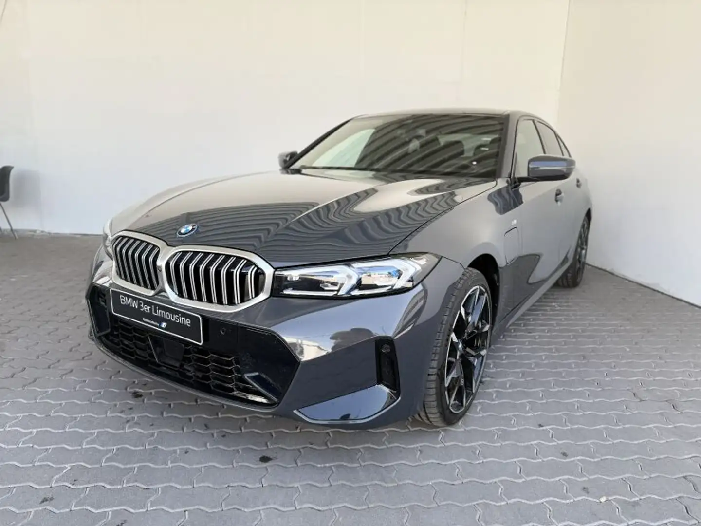 BMW 330 e Limousine M Sportpaket Grau - 1