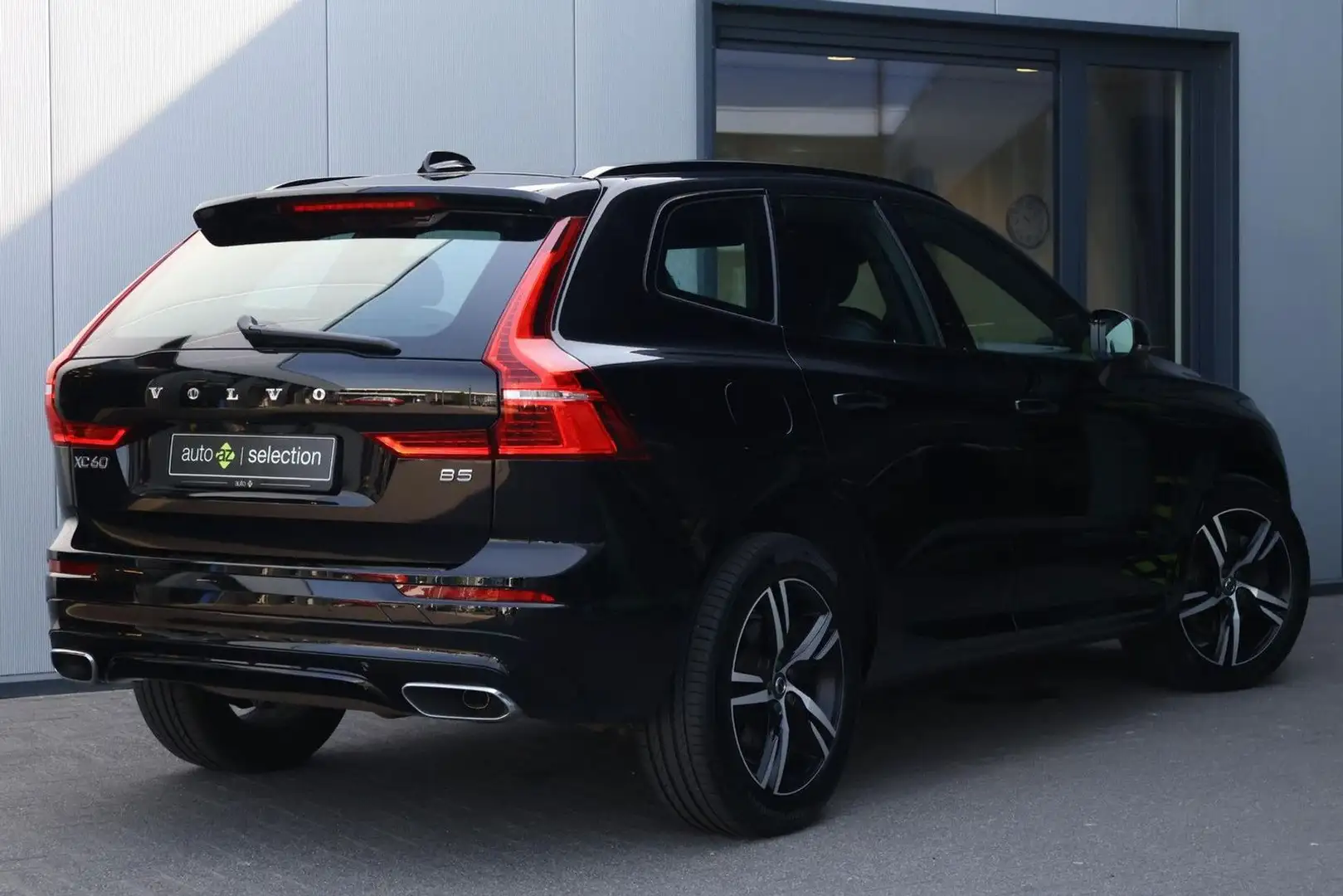 Volvo XC60 2.0 B5 R-Design / Pano Schwarz - 2