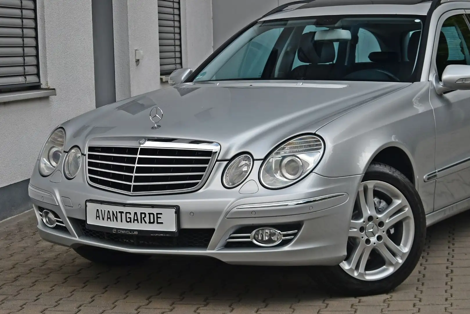 Mercedes-Benz E 350 4MATIC  Avantgarde! Vollausstattung! AHK!* Plateado - 1