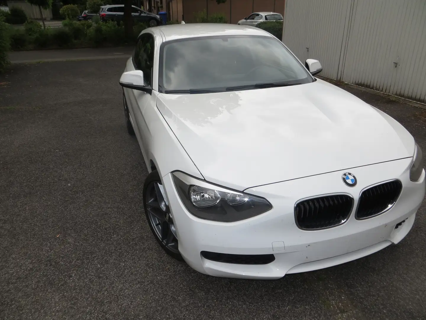 BMW 116 Fahrzeug kann ich auch bringen. Bílá - 1
