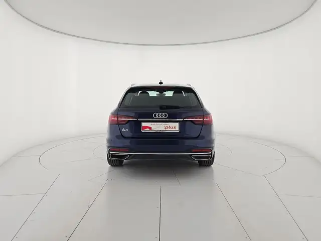 Audi A4 view 4
