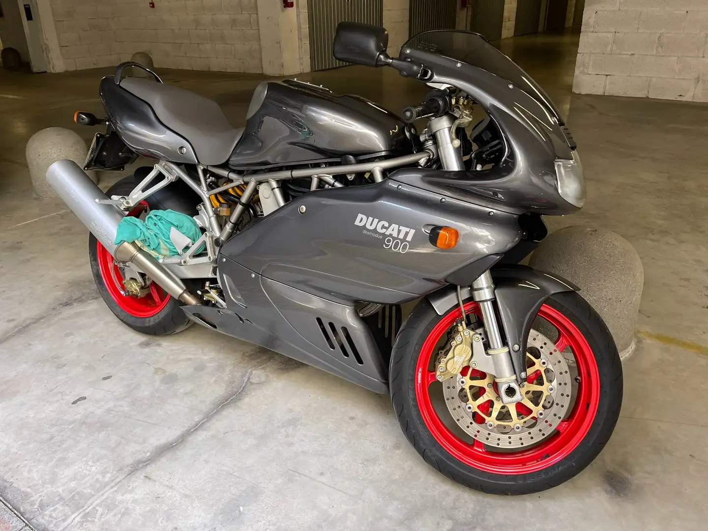 Ducati SuperSport 900 siva - 1