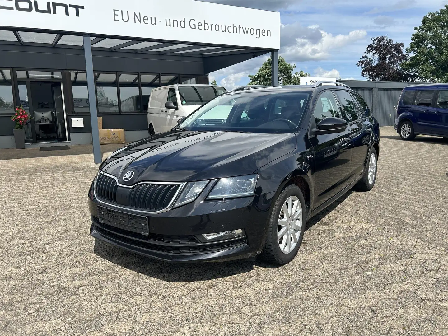 Skoda Octavia Combi 2.0 TDI Clever Navi LED DAB+ SHZ ACC AHK ... Schwarz - 1