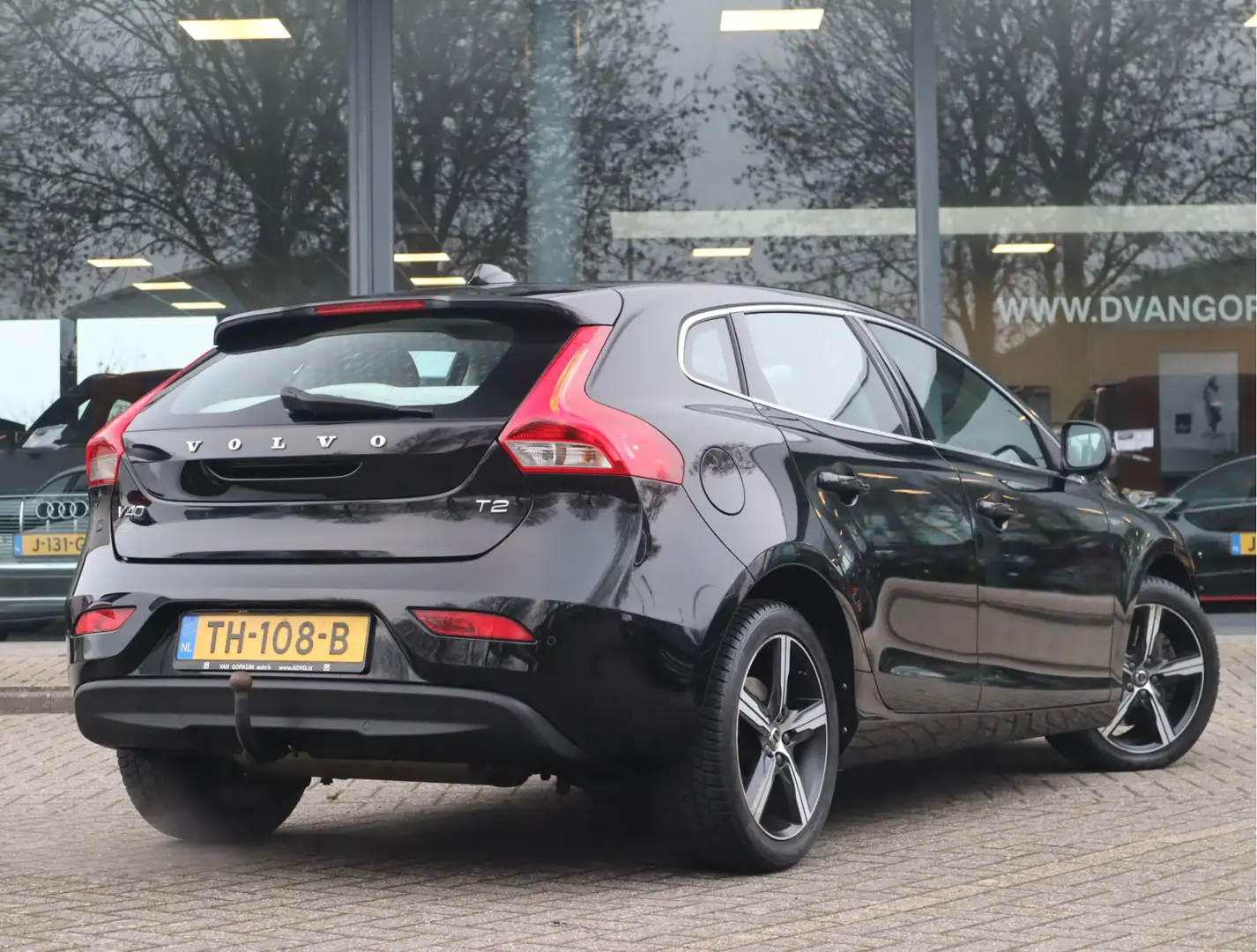 Volvo V40 1.5 T2 Momentum / Automaat Zwart - 2