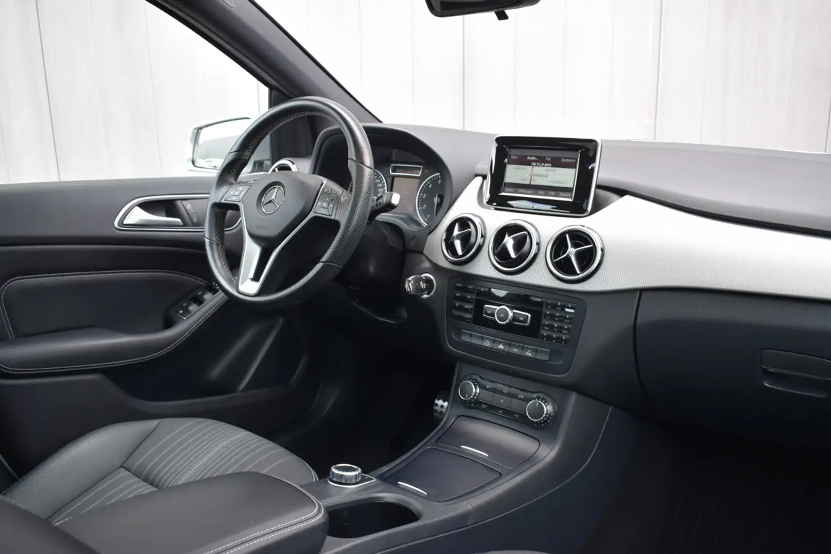 Mercedes-Benz B 180 Automaat Ambition Half Leder | Panoramadak | Bi-Xe Gris - 2