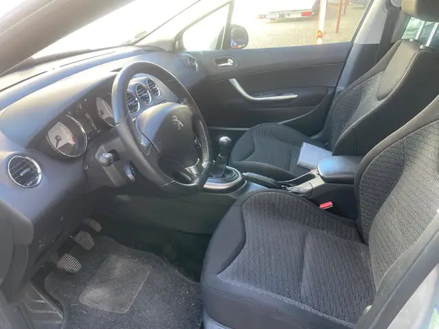 Peugeot 308 view 9