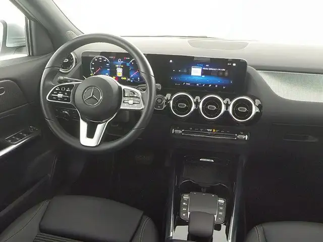 Mercedes-Benz GLA view 5