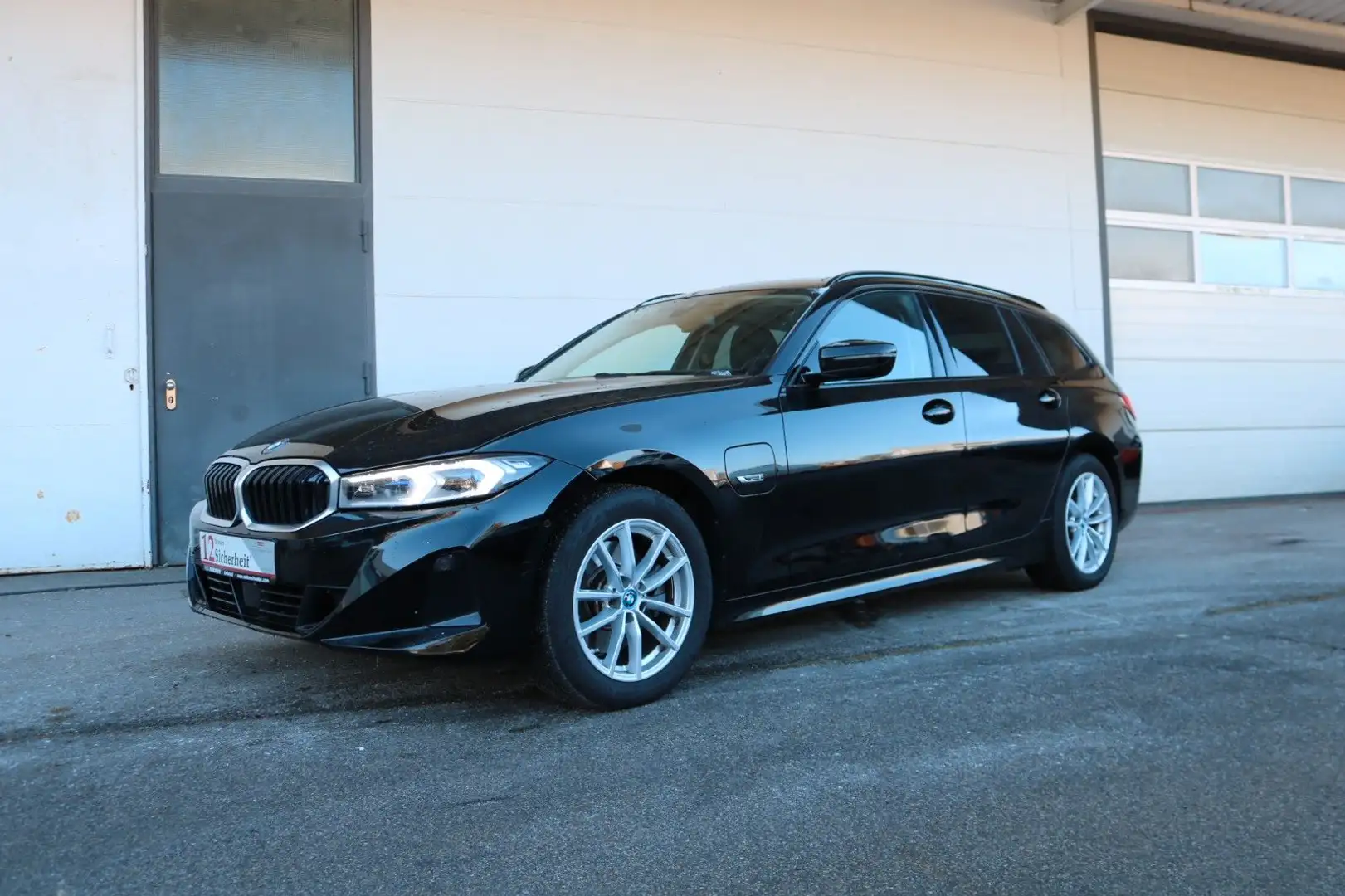 BMW 330 e xDrive Touring Automatic*Innovationspaket* Noir - 2