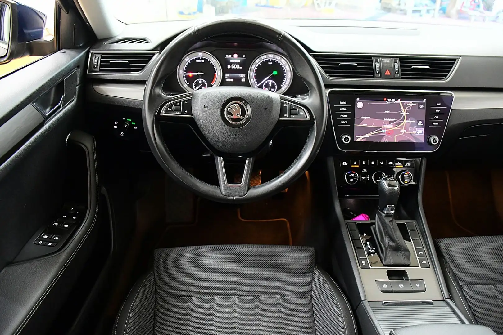 Skoda Superb Kombi 2,0 TDI Style DSG Grau - 2