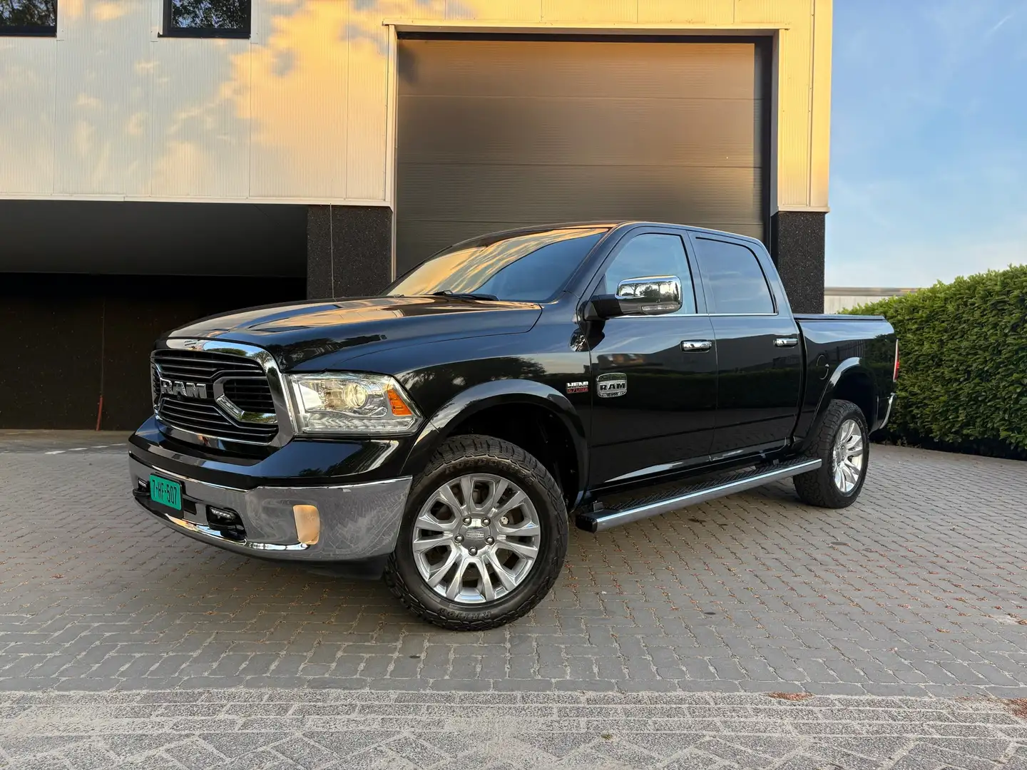 Dodge RAM 1500 5.7 V8 4x4 Crew Cab Longhorn - Luchtvering - Zwart - 2