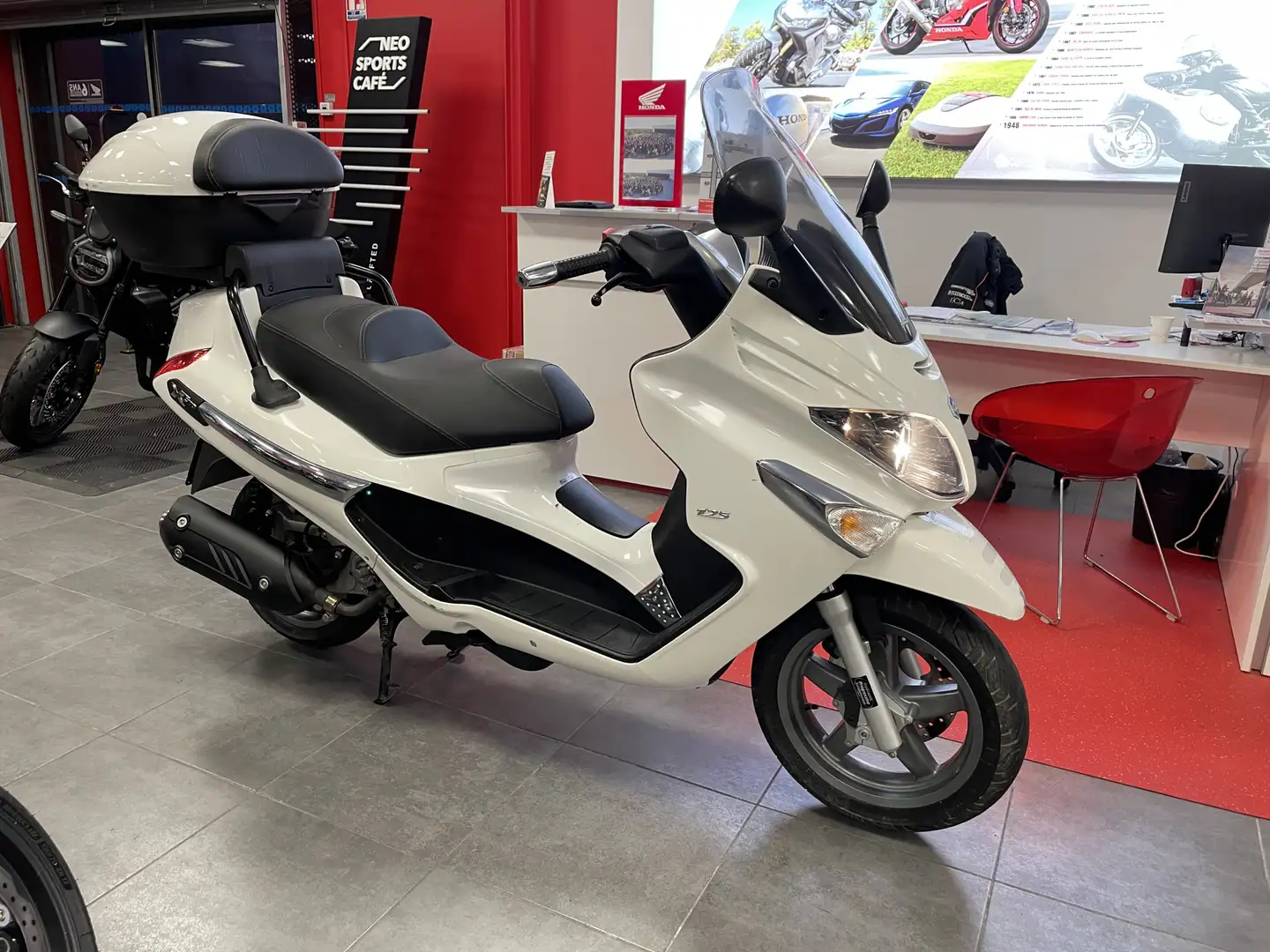 Piaggio XEvo 125 Wit - 1
