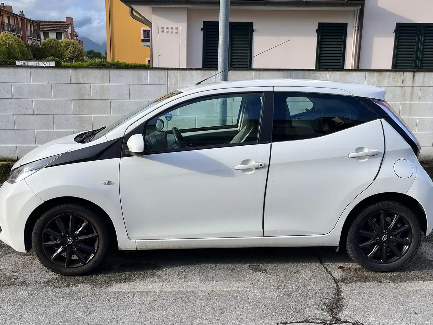 Toyota Aygo Aygo II 2017  5p 1.0 x-wave Bianco - 1