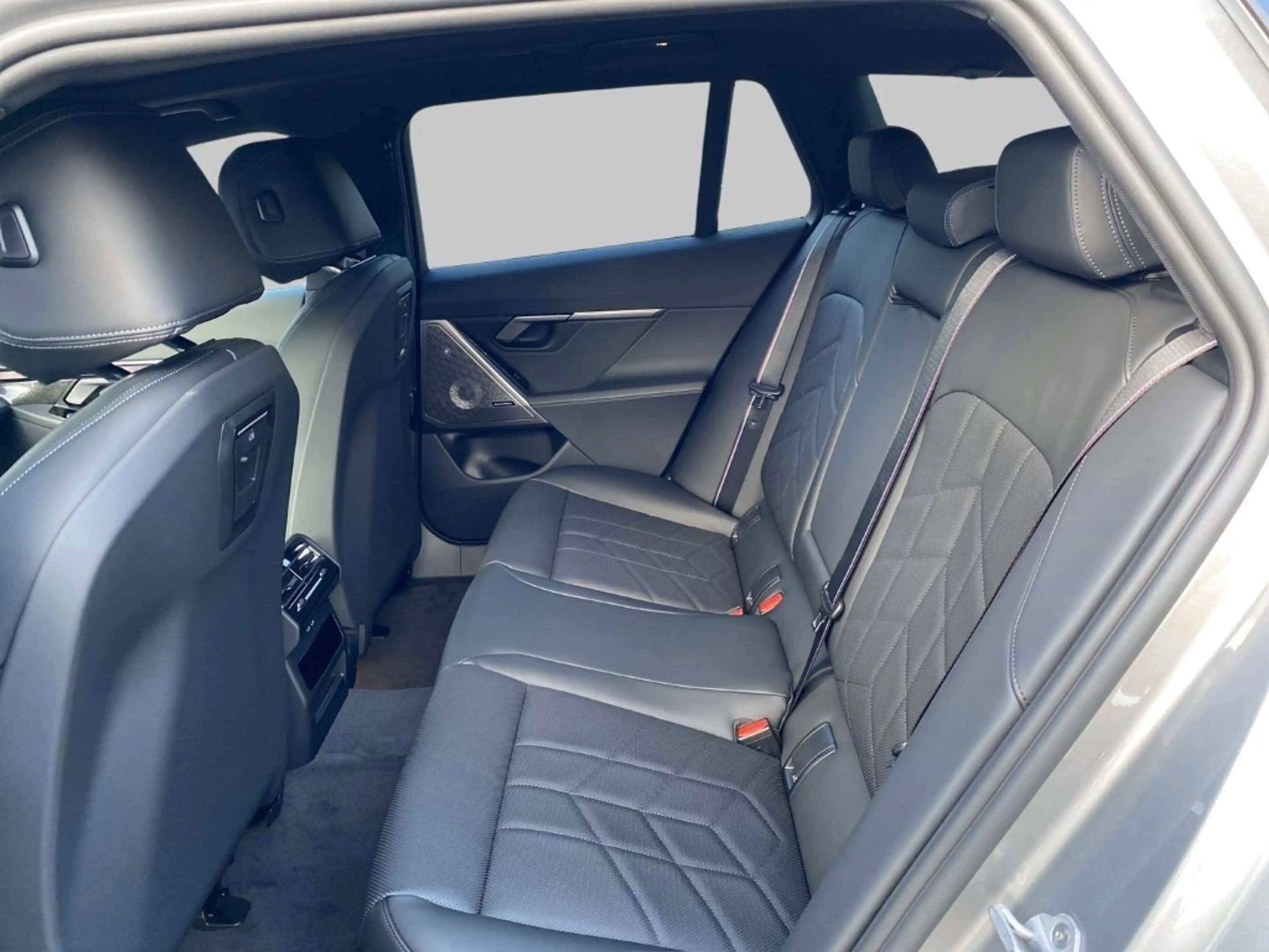 BMW i5 xDrive 40 Touring Sportpaket HUD AD AHK-klappbar P — photo 8