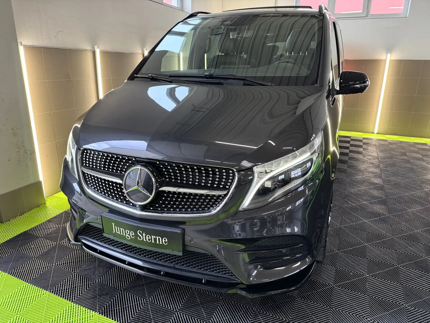 Mercedes-Benz V 300 V300d 4MATIC lang VIP-Sitze/AMG/Airmatic/Pano/AHK Grau - 2