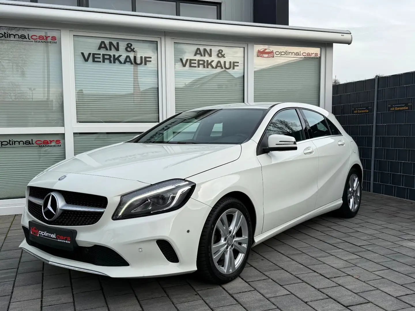 Mercedes-Benz A 180 Urban/NAVI/KAMERA/LED/SITZHEIZUNG/MFL/2HND Wit - 2