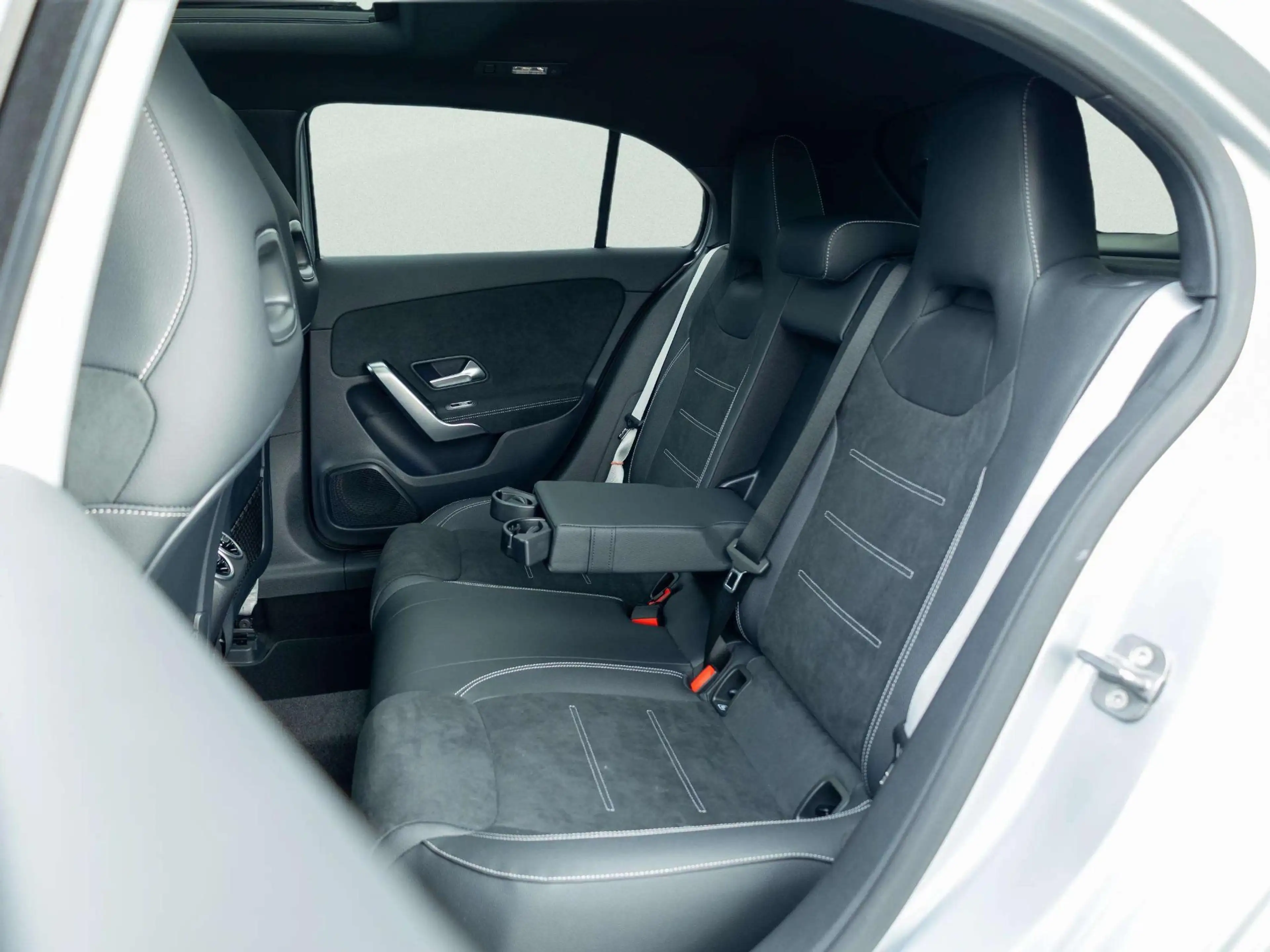 Mercedes-Benz A 250 Hatchback e 140 Year Edition Panorama dak — photo 11
