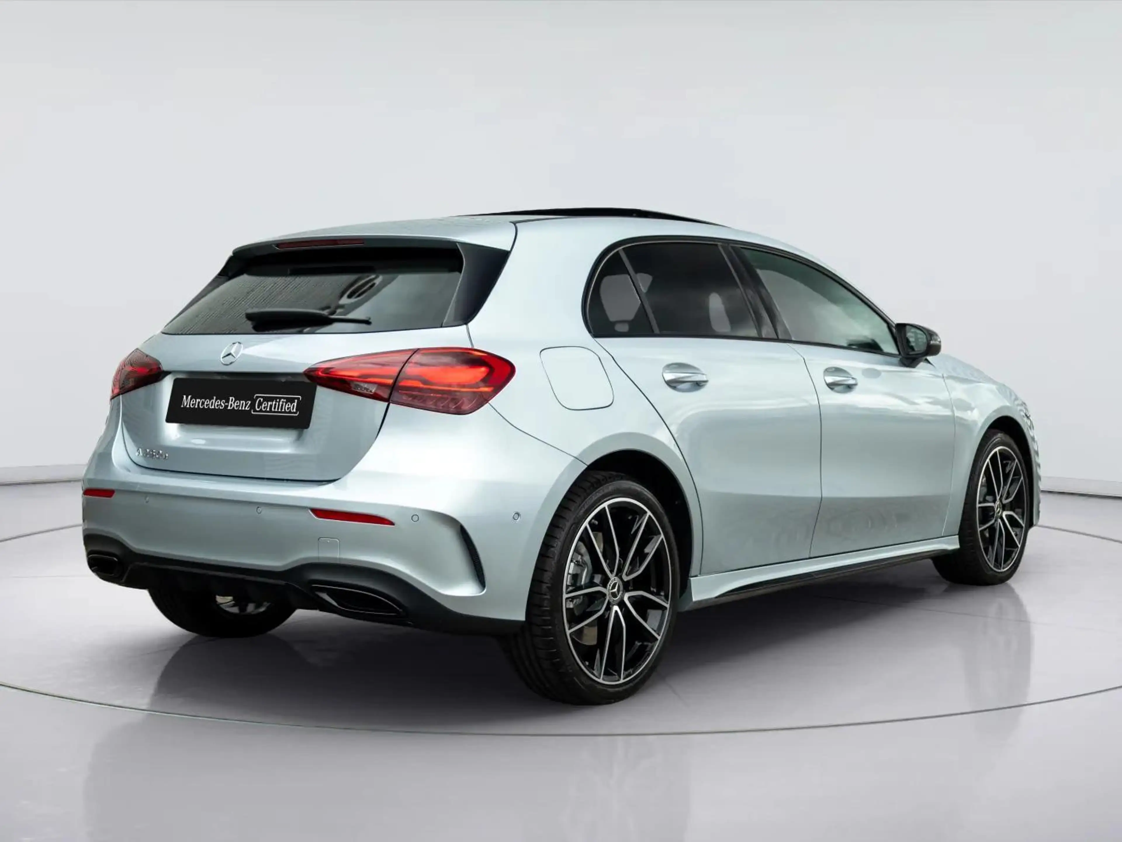 Mercedes-Benz A 250 Hatchback e 140 Year Edition Panorama dak — photo 2