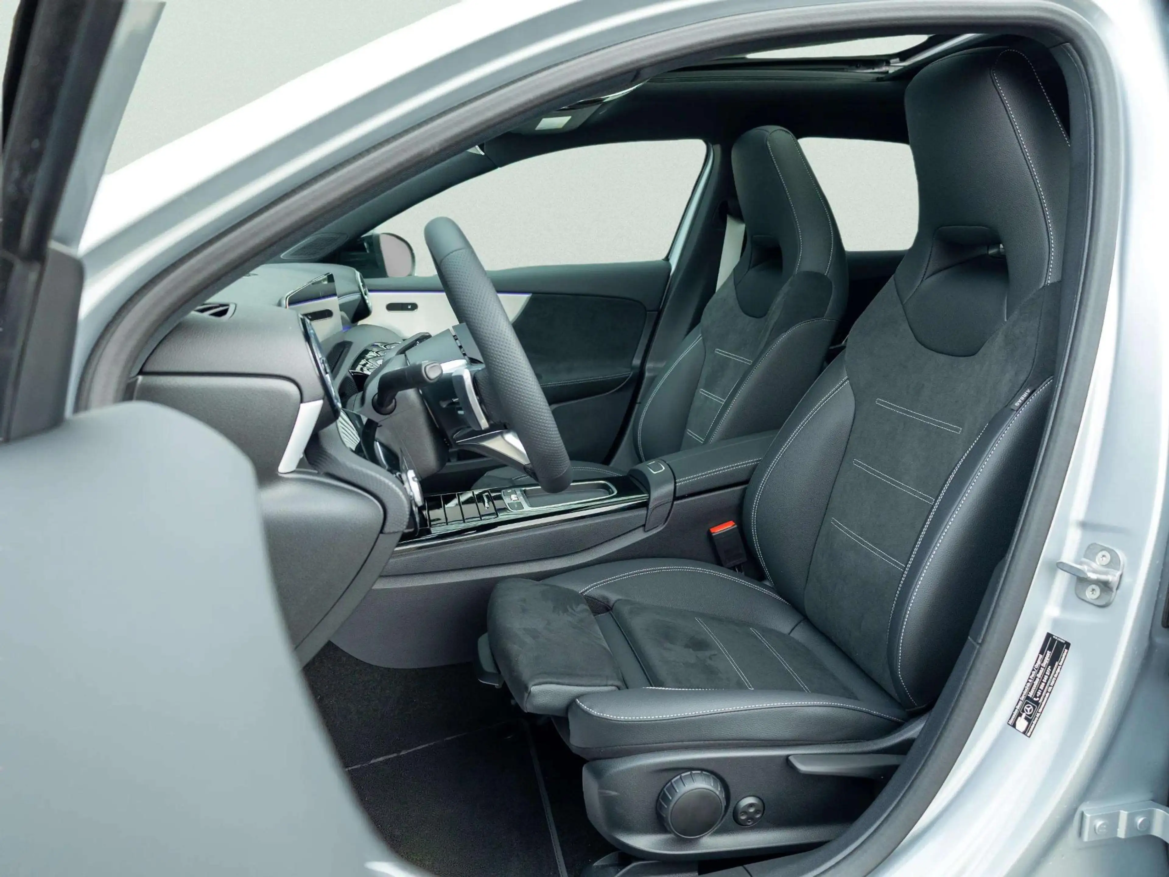 Mercedes-Benz A 250 Hatchback e 140 Year Edition Panorama dak — photo 9