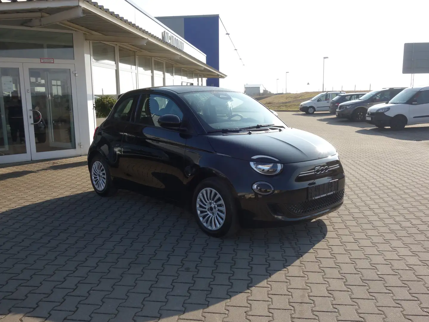 Fiat 500e Action *Radiopaket/Klima/eFH/LDW/AEB/ESP* Schwarz - 2