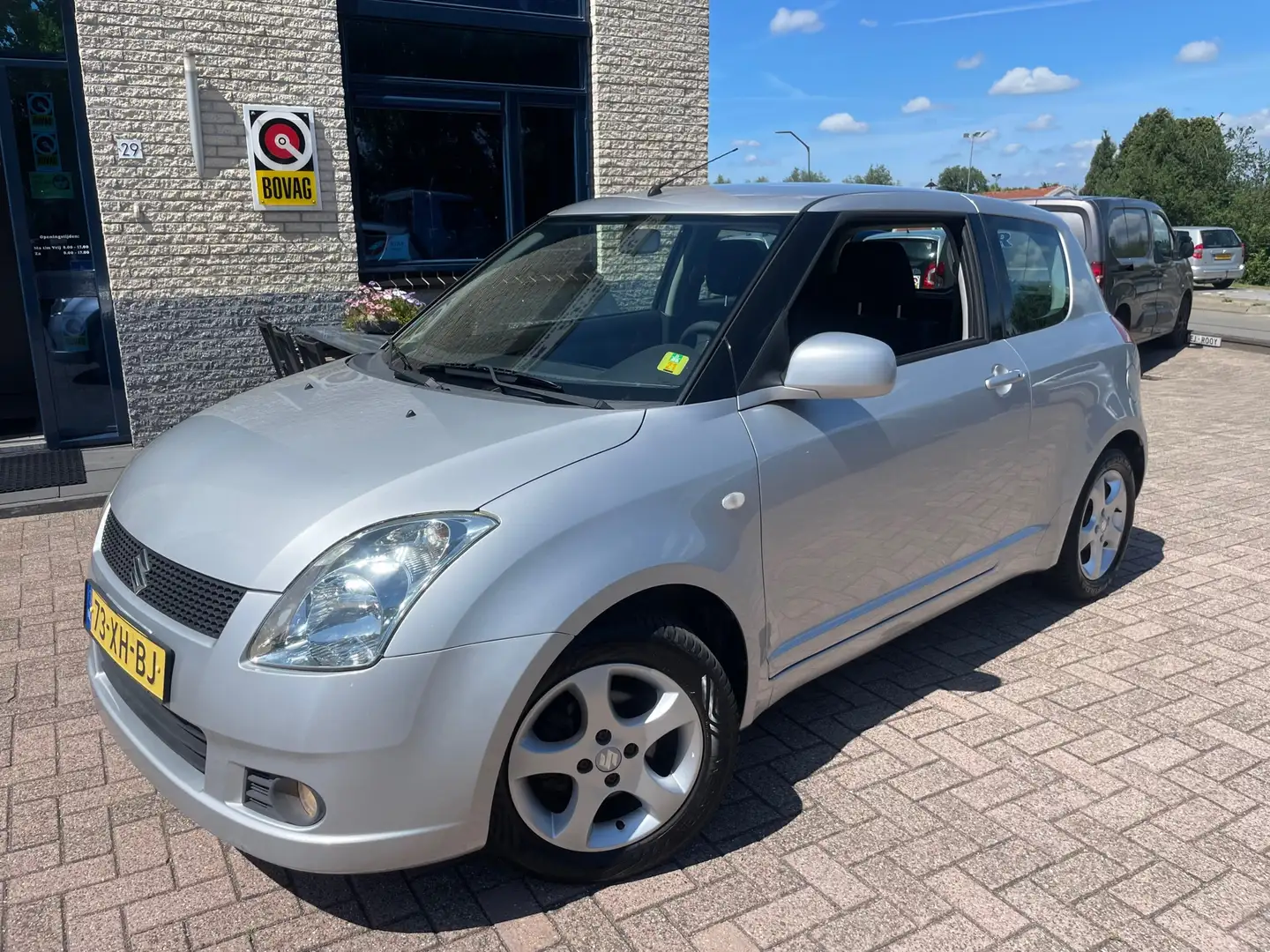 Suzuki Swift 1.3 Exclusive-Bluetooth-Carplay-PDC-automaat Grijs - 1