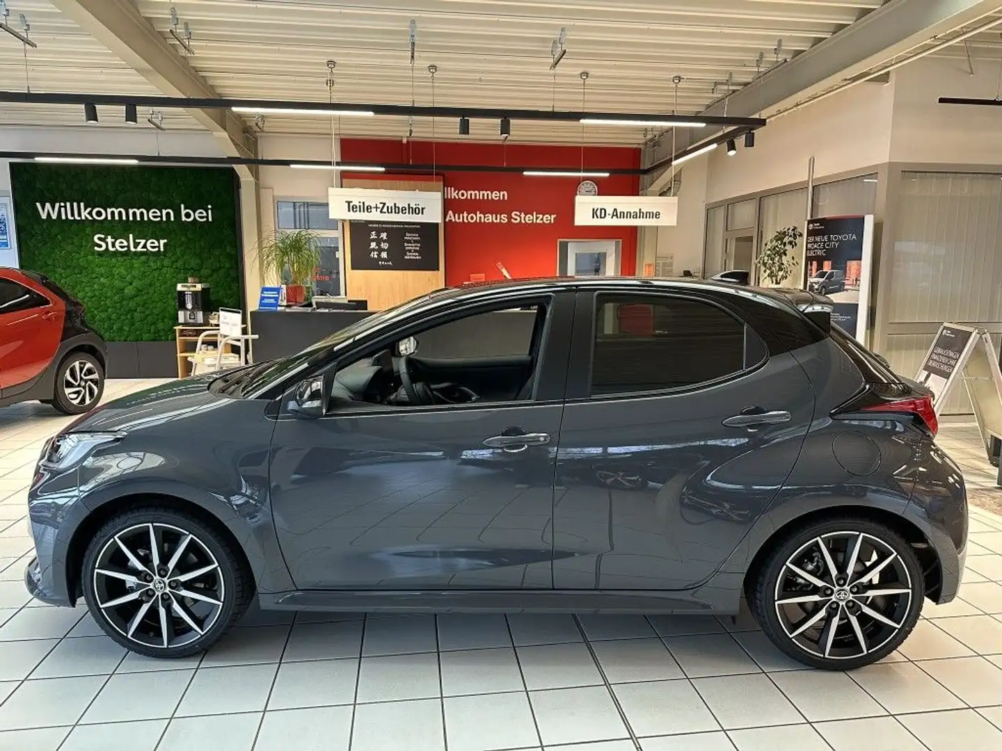 Toyota Yaris Hybrid 130 1.5 VVT-i GR SPORT Grau - 2