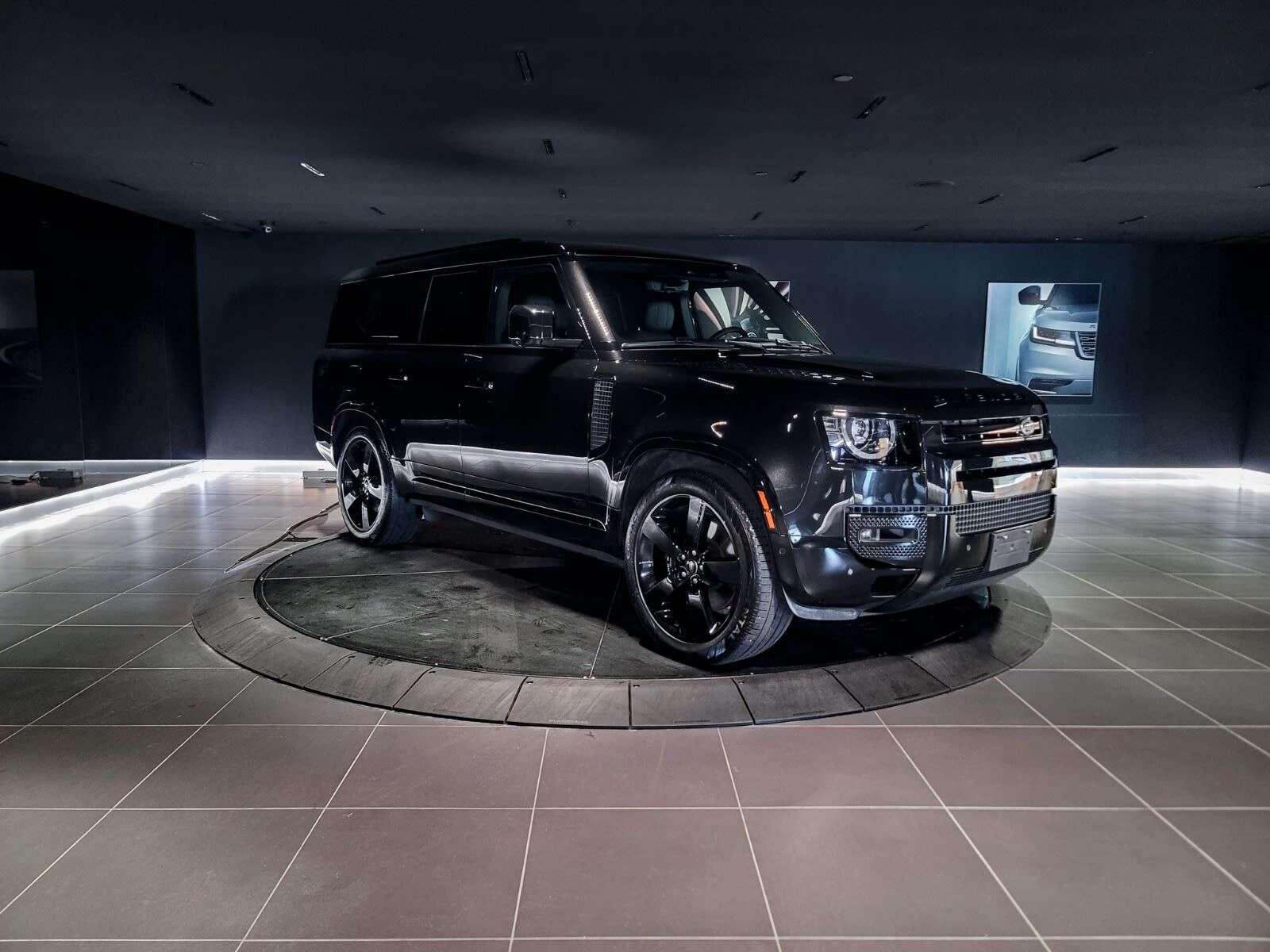 2025 Land Rover Defender V8 | 3rd Row Seating | Sunroof | Navigation | Head alt 3