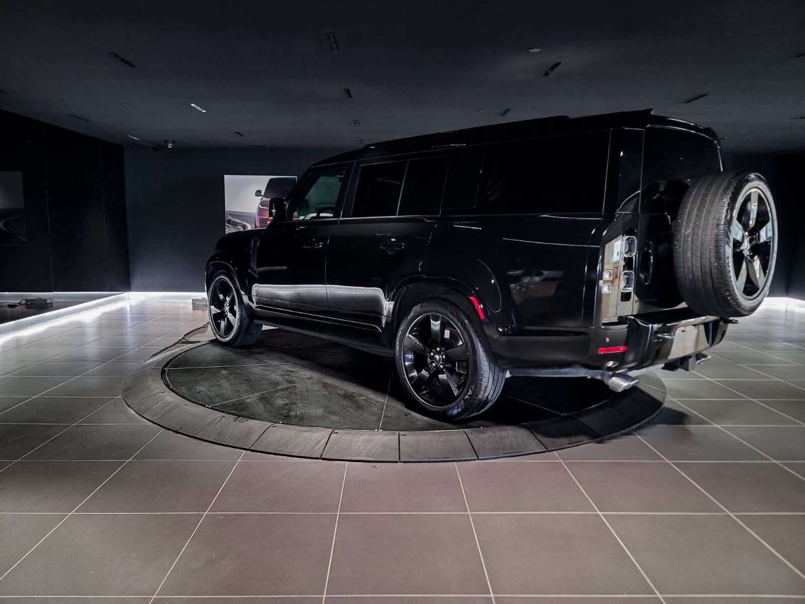 2025 Land Rover Defender V8 | 3rd Row Seating | Sunroof | Navigation | Head thumb 7