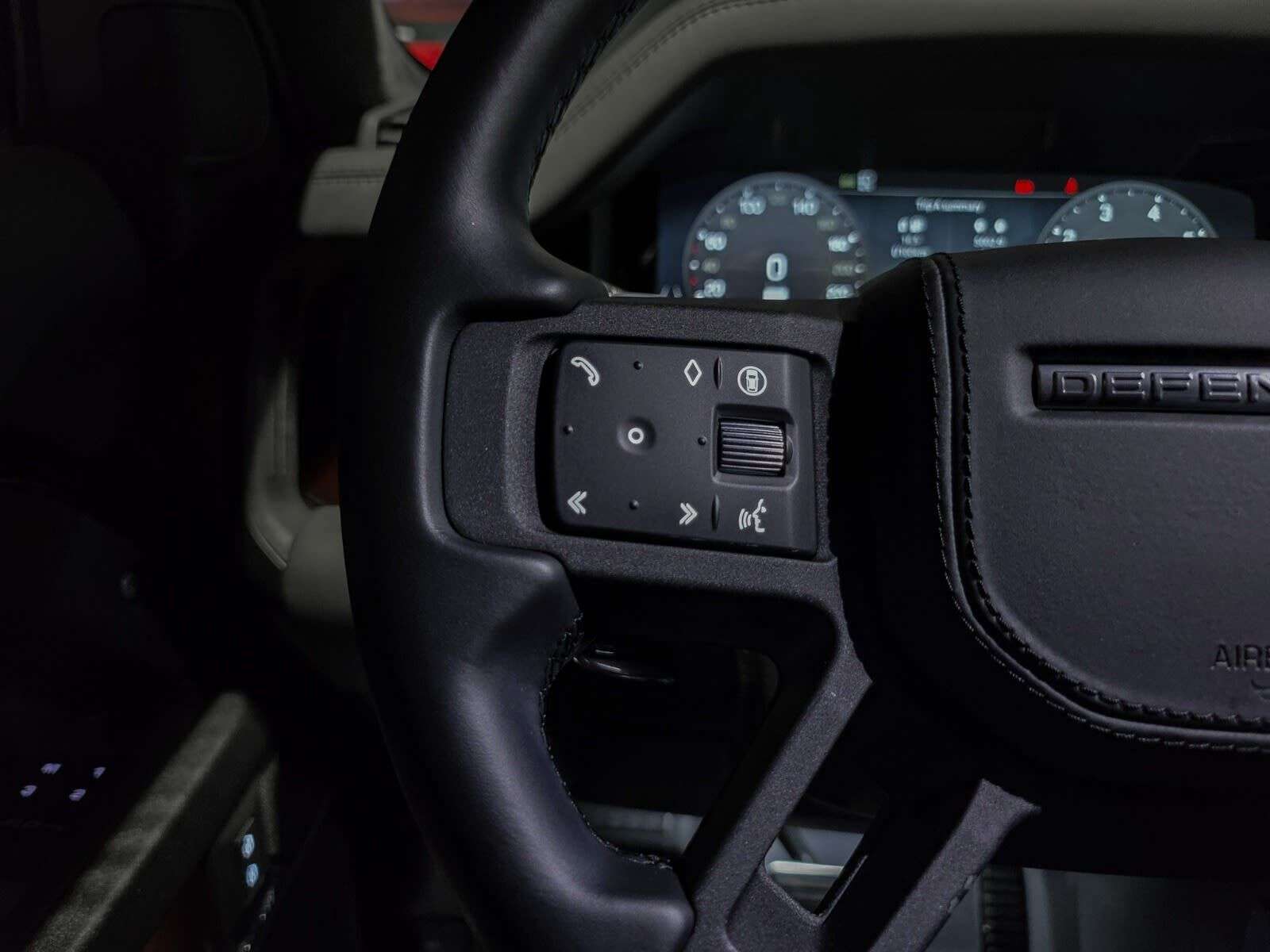 2025 Land Rover Defender V8 | 3rd Row Seating | Sunroof | Navigation | Head thumb 16