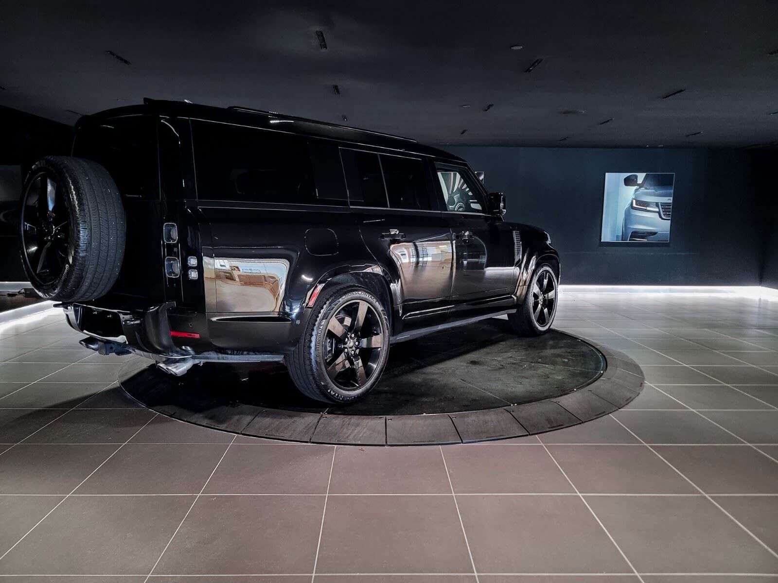2025 Land Rover Defender V8 | 3rd Row Seating | Sunroof | Navigation | Head alt 5