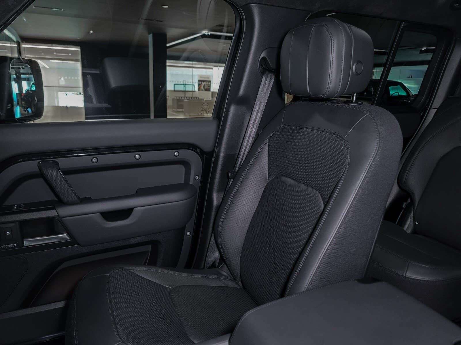 2025 Land Rover Defender V8 | 3rd Row Seating | Sunroof | Navigation | Head thumb 20