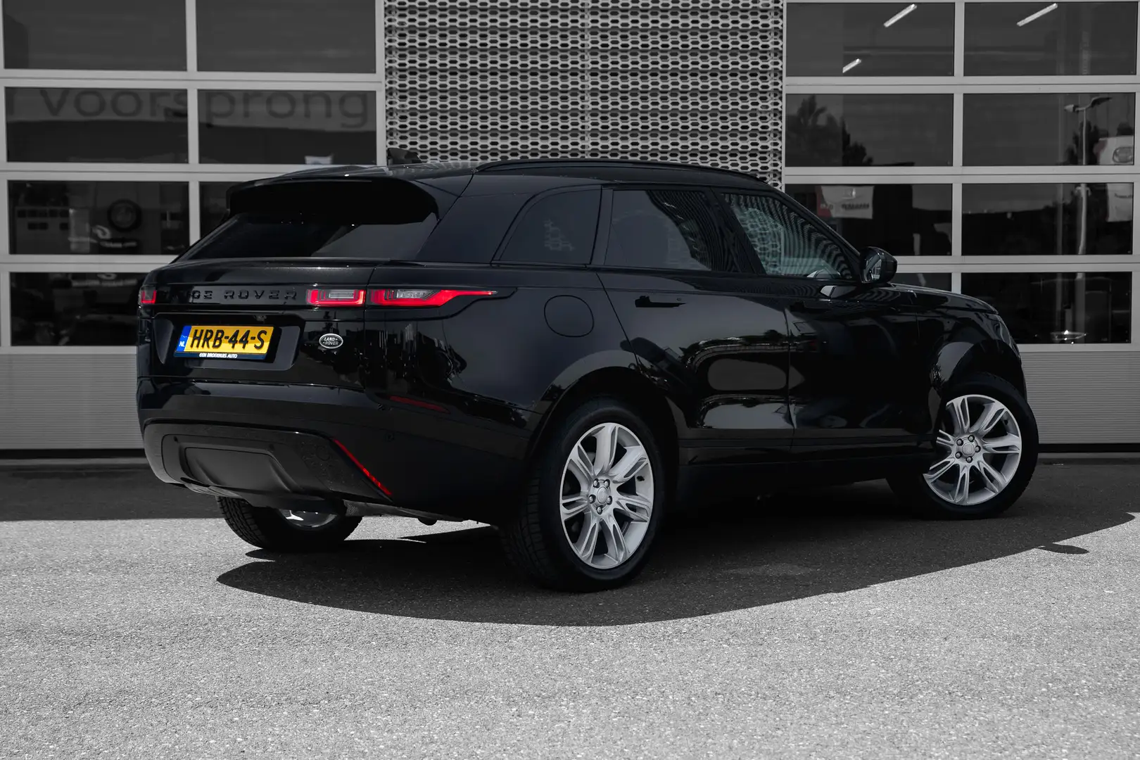 Land Rover Range Rover Velar 2.0 P400e SE Zwart - 2
